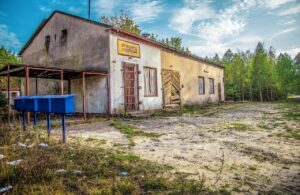 Borgo fantasma con case in vendita a 1 euro, circondato da silenzio e natura.