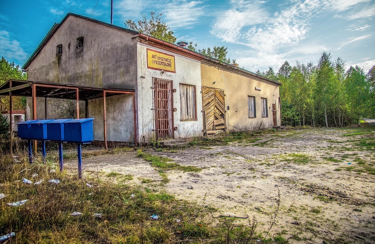 Borgo fantasma con case in vendita a 1 euro, circondato da silenzio e natura.