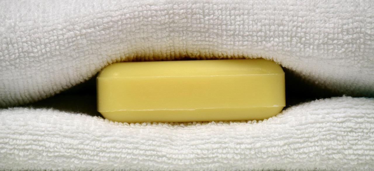 Saponetta posizionata sotto le lenzuola su un letto, simbolo di un trucco per migliorare il sonno.