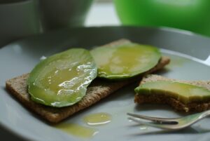 Fetta di pane integrale con avocado spalmato, sano e nutriente per il cuore.