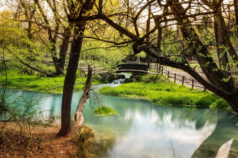 Cascate del Mulino con acqua calda solfurea e panorama della campagna toscana.