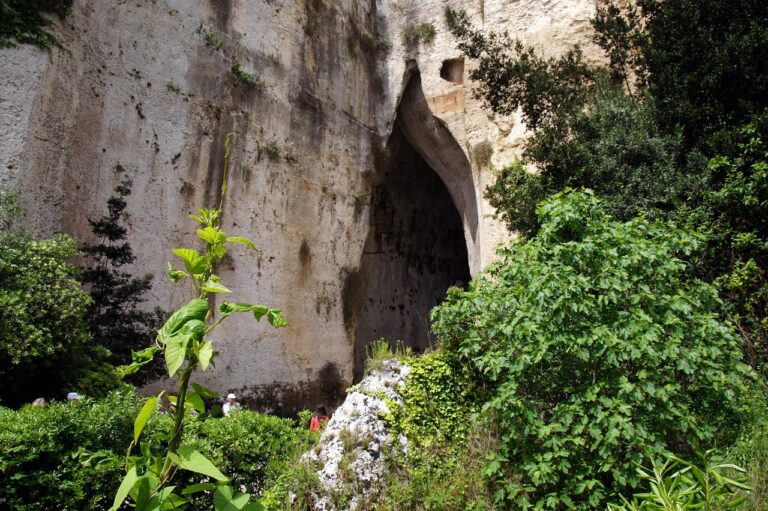 Vista panoramica della valle dei Mulini a Sorrento, con rovine e vegetazione lussureggiante che la riempie.