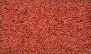 Carne macinata in vaschetta con fondo grigio, simbolo di scarsa freschezza.