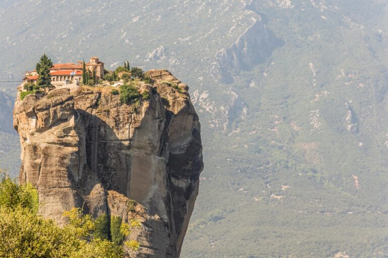 Santuario nella roccia con vista panoramica sulla valle, un simbolo di pace e serenità.