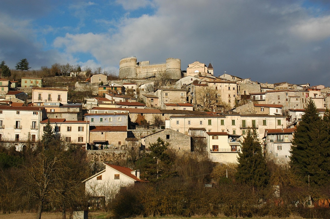 Fortezza di San Leo, luogo di prigionia di Cagliostro, con vista panoramica sul borgo medievale.