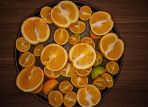 Frutto ricco di vitamina C, evidenziato in un articolo sulle sue proprietà nutrizionali.