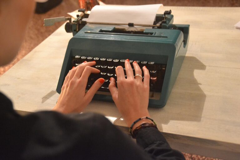 Olivetti Lettera 22: macchina da scrivere vintage, simbolo di design e storia della scrittura.