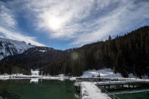 Lago turchese circondato da montagne dolomitiche, immerso nella natura senza folla.