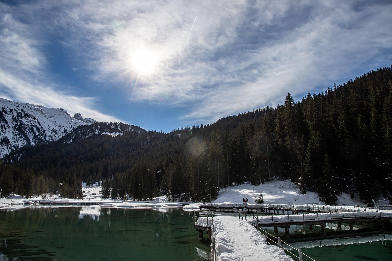 Lago turchese circondato da montagne dolomitiche, immerso nella natura senza folla.