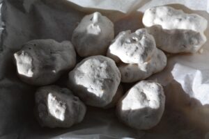 Meringhe bianche perfette in forno a bassa temperatura con sportello socchiuso.