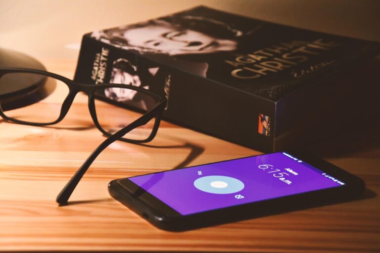 Giovane donna dorme con il cellulare vicino alla testa, evidenziando i rischi per la salute.