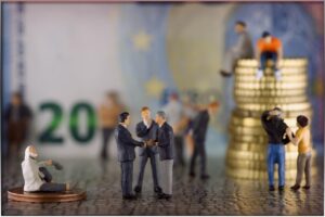 Due persone discutono di successione legittima senza testamento, con documenti legali sul tavolo.