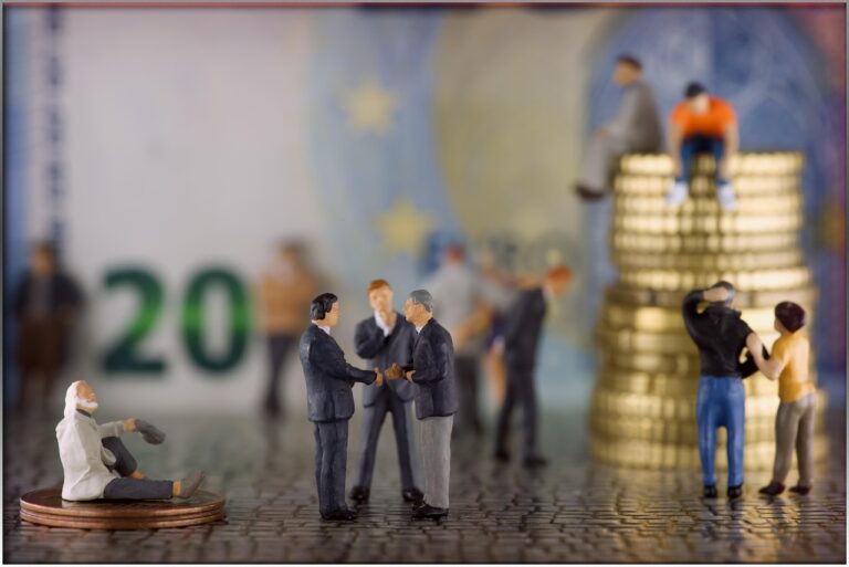 Due persone discutono di successione legittima senza testamento, con documenti legali sul tavolo.